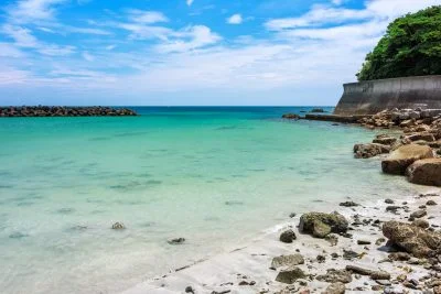 無料壁紙 岩場エリア。PCとデスクトップ壁紙に最適な4K高画質の無料壁紙。三重県志摩市の阿児の松原海水浴場で撮影したフリー写真素材