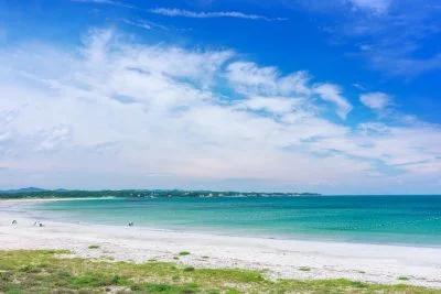 無料壁紙 海水浴エリア。PCとデスクトップ壁紙に最適な4K高画質の無料壁紙。三重県志摩市の阿児の松原海水浴場で撮影したフリー写真素材