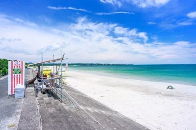 無料壁紙 自販機と監視員。PCとデスクトップ壁紙に最適な4K高画質の無料壁紙。三重県志摩市の阿児の松原海水浴場で撮影したフリー写真素材