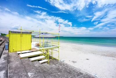 無料壁紙 海の家と白浜。PCとデスクトップ壁紙に最適な4K高画質の無料壁紙。三重県志摩市の阿児の松原海水浴場で撮影したフリー写真素材