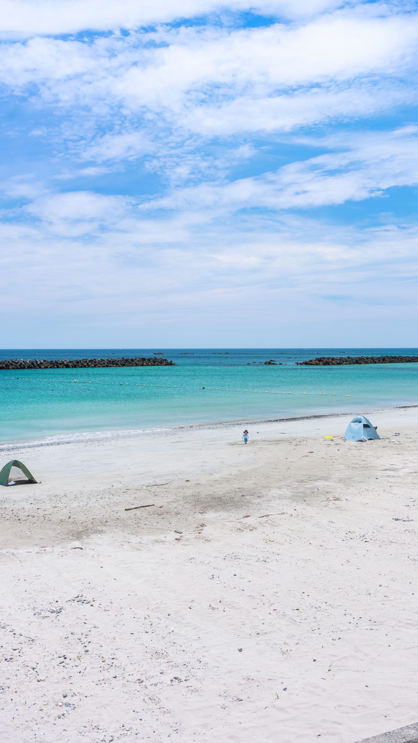 広い白浜(三重県志摩市・阿児の松原海水浴場)