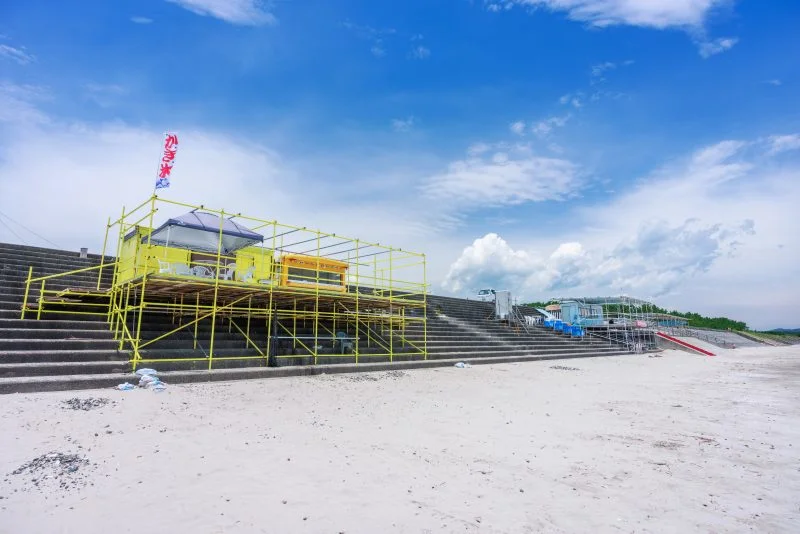 無料壁紙 砂浜にある海の家。PCとデスクトップ壁紙に最適な4K高画質の無料壁紙。三重県志摩市の阿児の松原海水浴場で撮影したフリー写真素材