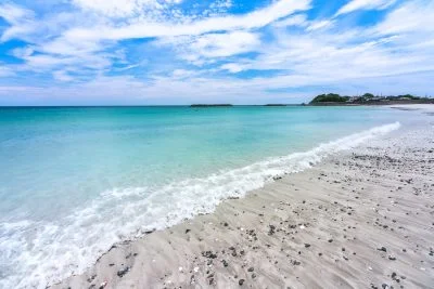 無料壁紙 穏やかな波と白浜。PCとデスクトップ壁紙に最適な4K高画質の無料壁紙。三重県志摩市の阿児の松原海水浴場で撮影したフリー写真素材