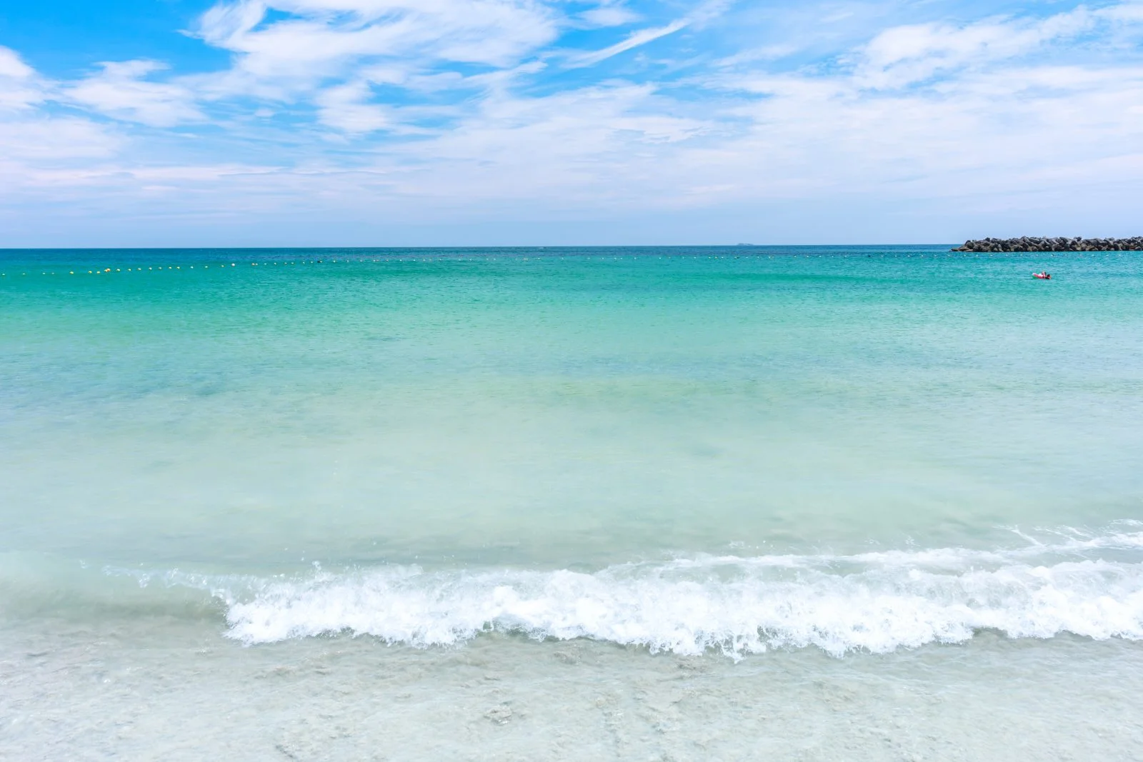 無料壁紙 波打ち際。PCとデスクトップ壁紙に最適な4K高画質の無料壁紙。三重県志摩市の阿児の松原海水浴場で撮影したフリー写真素材