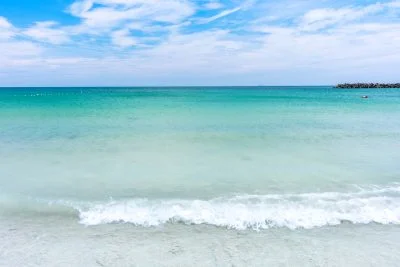 無料壁紙 波打ち際。PCとデスクトップ壁紙に最適な4K高画質の無料壁紙。三重県志摩市の阿児の松原海水浴場で撮影したフリー写真素材