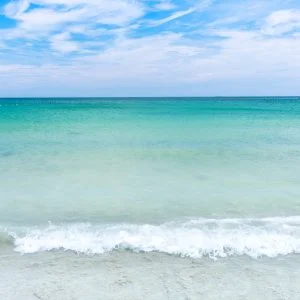 無料壁紙 波打ち際。PCとデスクトップ壁紙に最適な4K高画質の無料壁紙。三重県志摩市の阿児の松原海水浴場で撮影したフリー写真素材