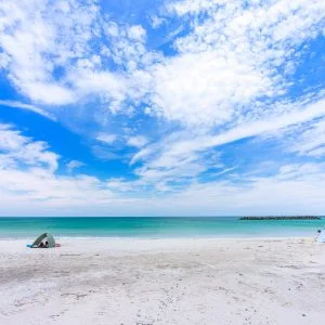 無料壁紙 白浜と夏空。PCとデスクトップ壁紙に最適な4K高画質の無料壁紙。三重県志摩市の阿児の松原海水浴場で撮影したフリー写真素材