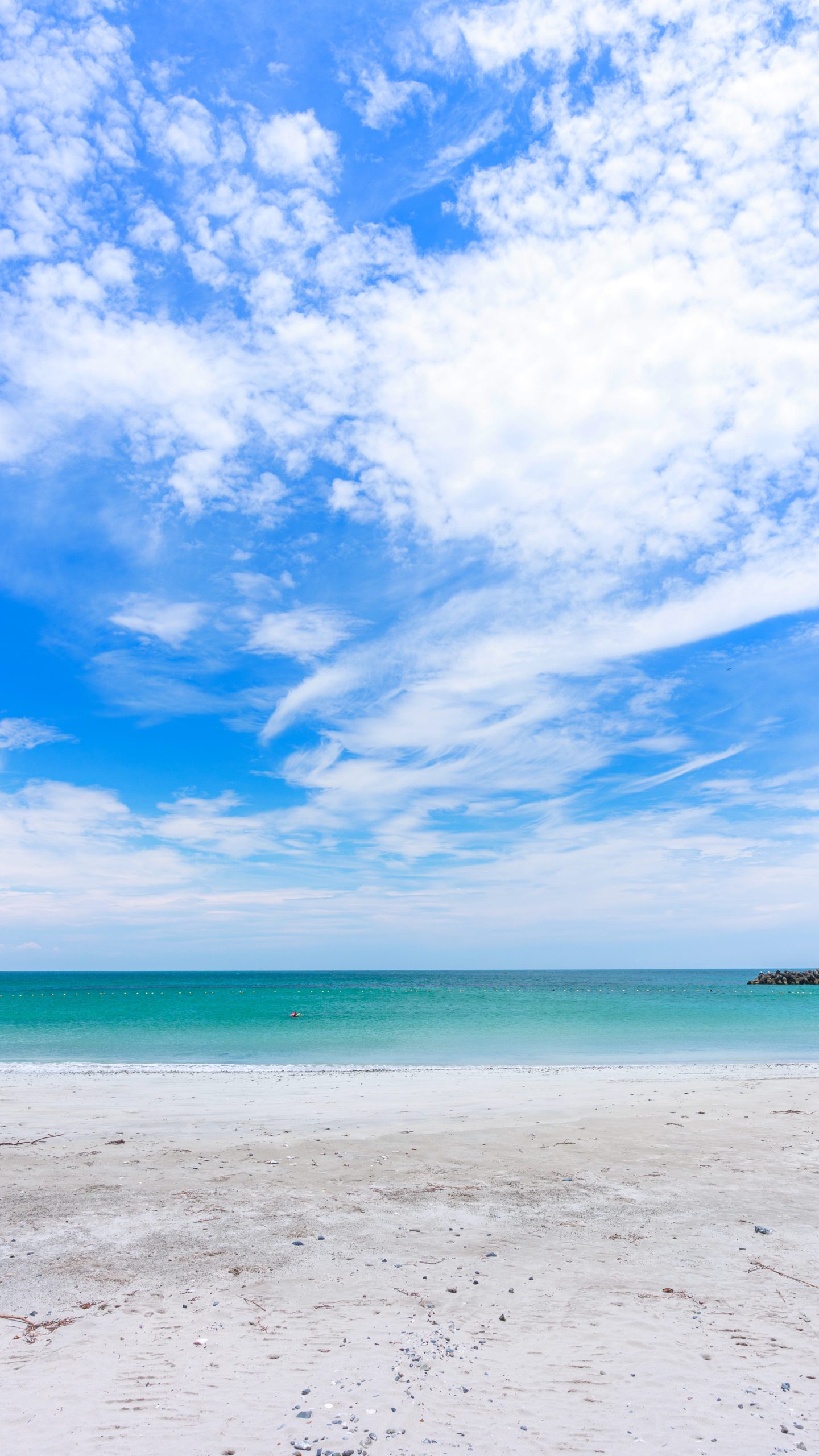 白浜と夏空(三重県志摩市・阿児の松原海水浴場)