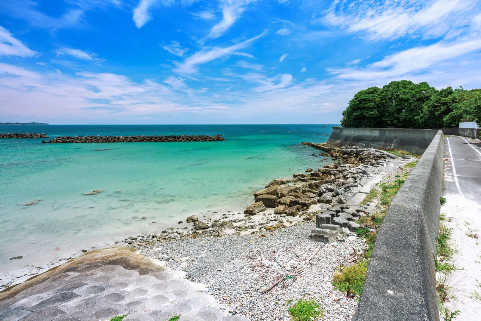 無料壁紙 堤防から岩場を見下ろす。PCとデスクトップ壁紙に最適な4K高画質の無料壁紙。三重県志摩市の阿児の松原海水浴場で撮影したフリー写真素材