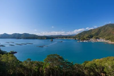 無料壁紙 展望デッキから眺める青い贄湾。PCとデスクトップ壁紙に最適な4K高画質の無料壁紙。三重県南伊勢町の中ノ磯展望台で撮影したフリー写真素材