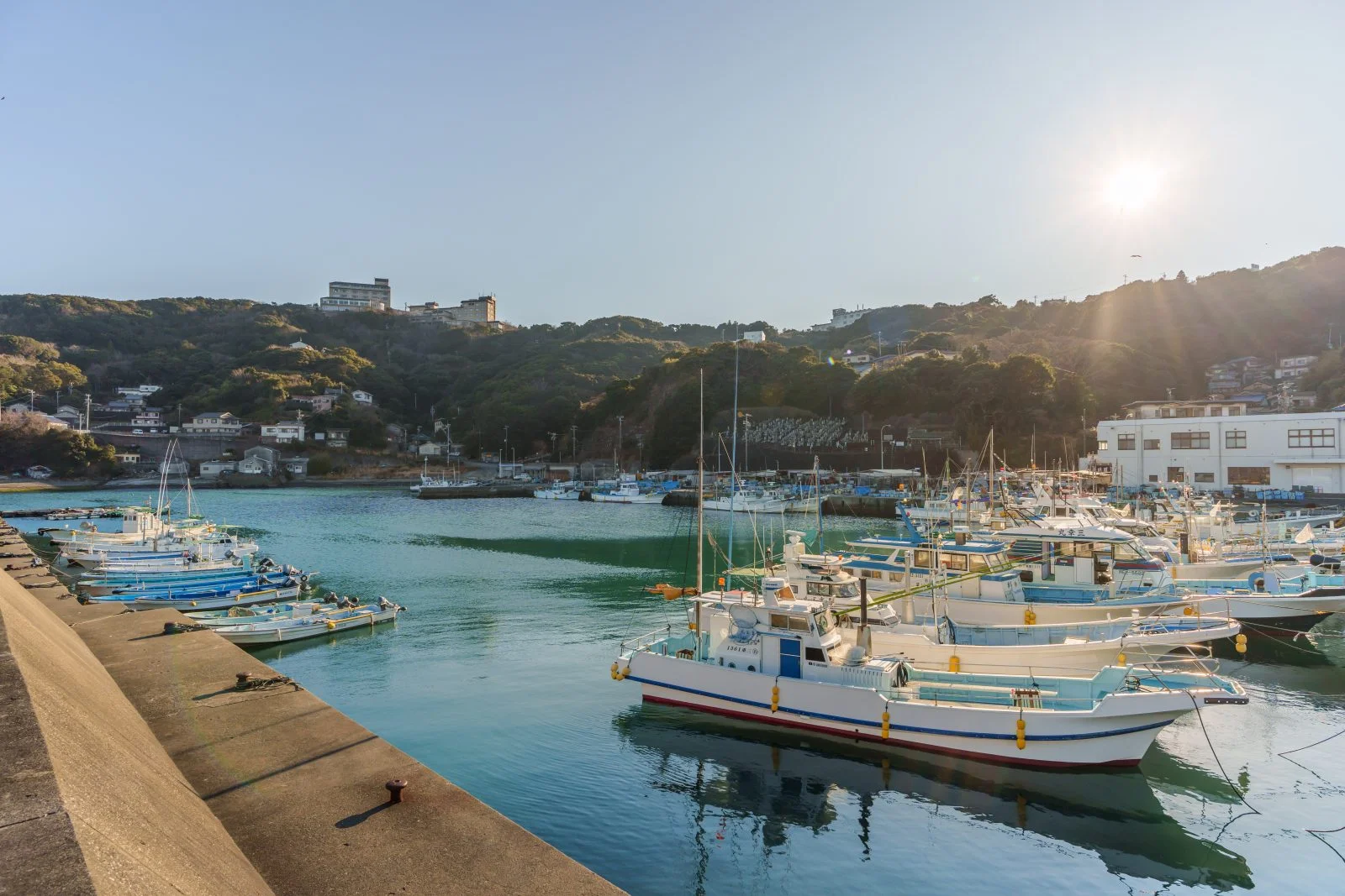 無料壁紙 西陽が差し込む石鏡漁港。PCとデスクトップ壁紙に最適な4K高画質の無料壁紙。三重県鳥羽市の石鏡町で撮影したフリー写真素材