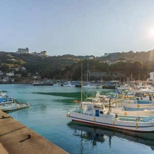 無料壁紙 西陽が差し込む石鏡漁港。PCとデスクトップ壁紙に最適な4K高画質の無料壁紙。三重県鳥羽市の石鏡町で撮影したフリー写真素材