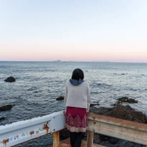 無料壁紙 坂の下にある道路から夕焼けを眺める。PCとデスクトップ壁紙に最適な4K高画質の無料壁紙。三重県鳥羽市の石鏡町で撮影したフリー写真素材