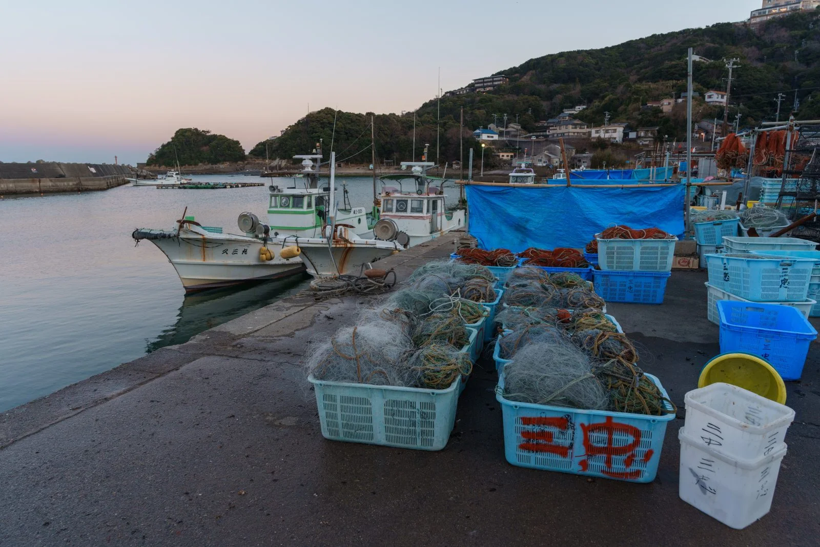 無料壁紙 漁港の様子。PCとデスクトップ壁紙に最適な4K高画質の無料壁紙。三重県鳥羽市の石鏡町で撮影したフリー写真素材