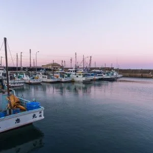 無料壁紙 夕暮れ時の漁港。PCとデスクトップ壁紙に最適な4K高画質の無料壁紙。三重県鳥羽市の石鏡町で撮影したフリー写真素材