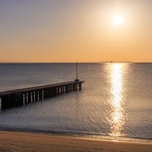 無料壁紙 桟橋と朝日。PCとデスクトップ壁紙に最適な4K高画質の無料壁紙。三重県鈴鹿市の千代崎海岸で撮影したフリー写真素材