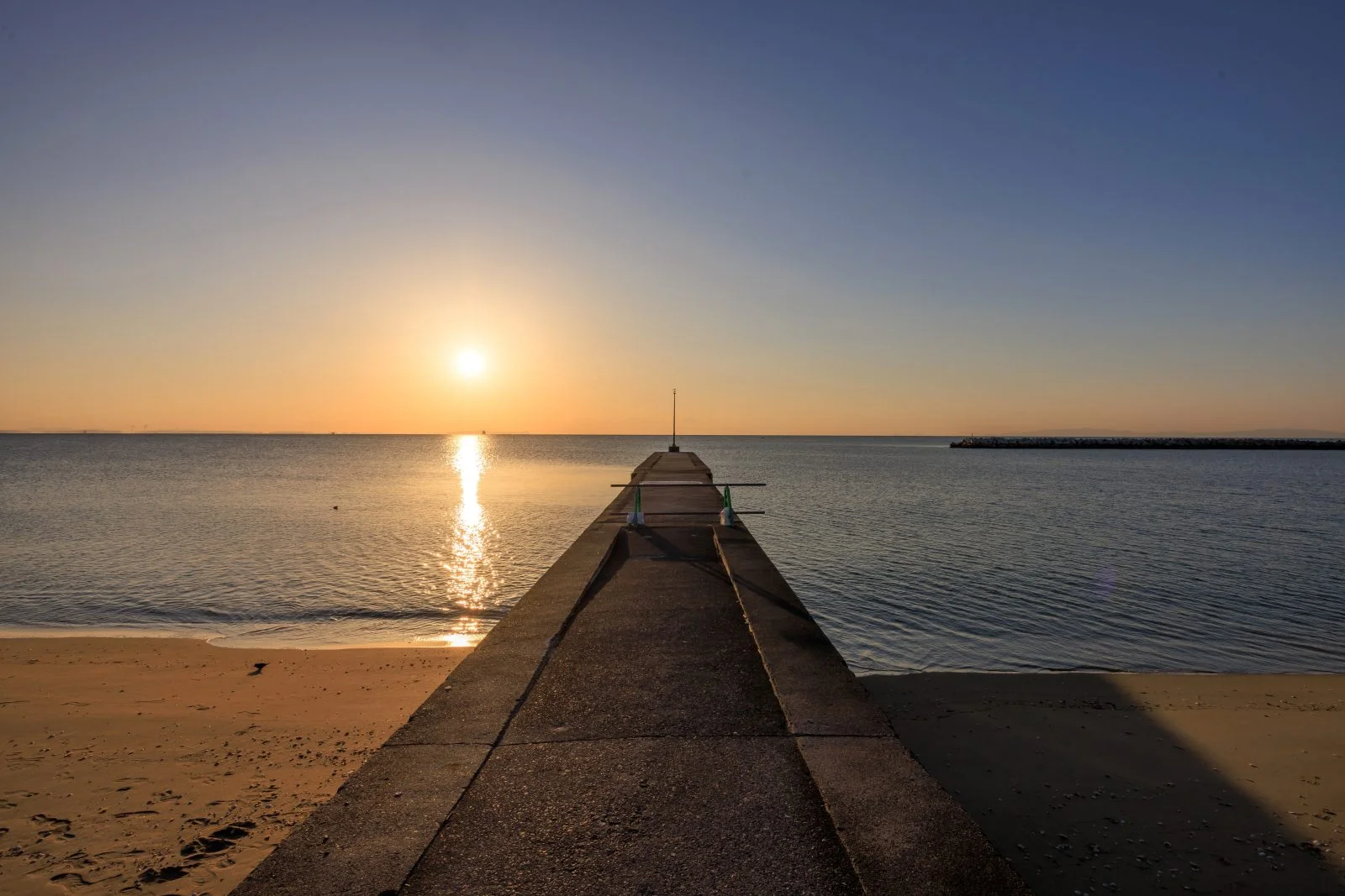 無料壁紙 桟橋から眺める朝日。PCとデスクトップ壁紙に最適な4K高画質の無料壁紙。三重県鈴鹿市の千代崎海岸で撮影したフリー写真素材