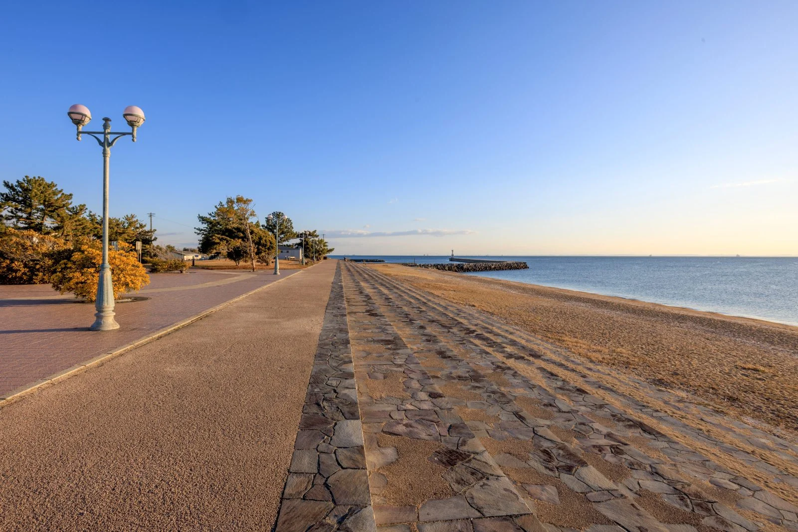 無料壁紙 千代崎海水浴場の広場。PCとデスクトップ壁紙に最適な4K高画質の無料壁紙。三重県鈴鹿市の千代崎海岸で撮影したフリー写真素材