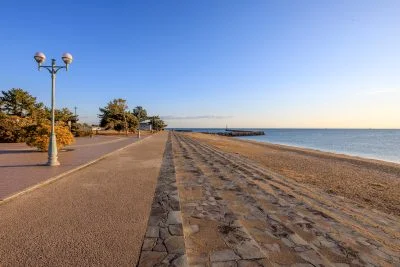 無料壁紙 千代崎海水浴場の広場。PCとデスクトップ壁紙に最適な4K高画質の無料壁紙。三重県鈴鹿市の千代崎海岸で撮影したフリー写真素材