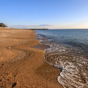 無料壁紙 千代崎海水浴場の砂浜。PCとデスクトップ壁紙に最適な4K高画質の無料壁紙。三重県鈴鹿市の千代崎海岸で撮影したフリー写真素材