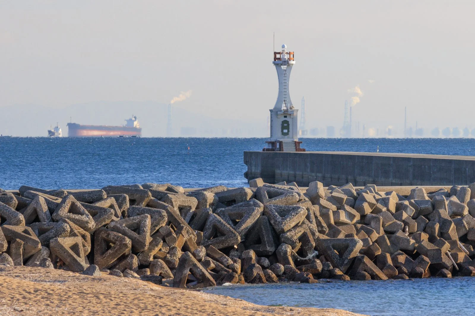 無料壁紙 千代崎港南防波堤灯台。PCとデスクトップ壁紙に最適な4K高画質の無料壁紙。三重県鈴鹿市の千代崎海岸で撮影したフリー写真素材