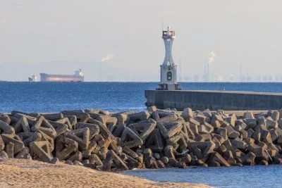 無料壁紙 千代崎港南防波堤灯台。PCとデスクトップ壁紙に最適な4K高画質の無料壁紙。三重県鈴鹿市の千代崎海岸で撮影したフリー写真素材