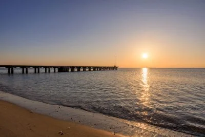 無料壁紙 桟橋と朝日と波打ち際。PCとデスクトップ壁紙に最適な4K高画質の無料壁紙。三重県鈴鹿市の千代崎海岸で撮影したフリー写真素材