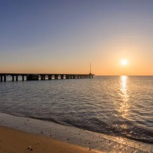 無料壁紙 桟橋と朝日と波打ち際。PCとデスクトップ壁紙に最適な4K高画質の無料壁紙。三重県鈴鹿市の千代崎海岸で撮影したフリー写真素材