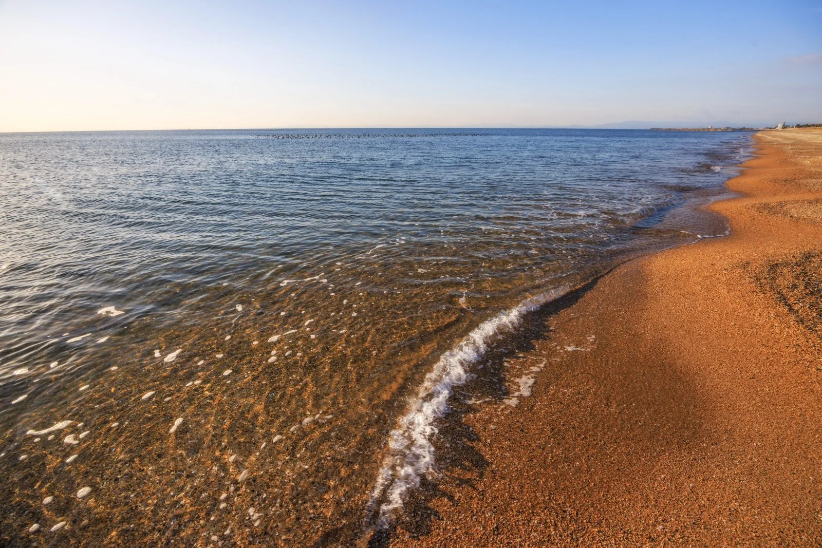 無料壁紙 澄んだ海を波打ち際で眺める。PCとデスクトップ壁紙に最適な4K高画質の無料壁紙。三重県鈴鹿市の千代崎海岸で撮影したフリー写真素材