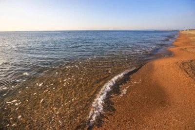 無料壁紙 澄んだ海を波打ち際で眺める。PCとデスクトップ壁紙に最適な4K高画質の無料壁紙。三重県鈴鹿市の千代崎海岸で撮影したフリー写真素材