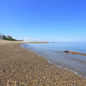 無料壁紙 流木と澄んだ海。PCとデスクトップ壁紙に最適な4K高画質の無料壁紙。三重県伊勢市の二見浦海水浴場で撮影したフリー写真素材