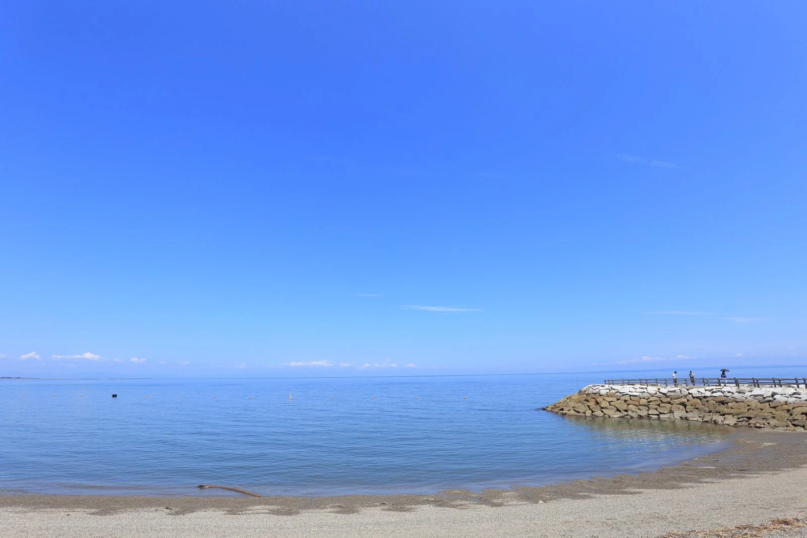 無料壁紙 堤防と波打ち際。PCとデスクトップ壁紙に最適な4K高画質の無料壁紙。三重県伊勢市の二見浦海水浴場で撮影したフリー写真素材