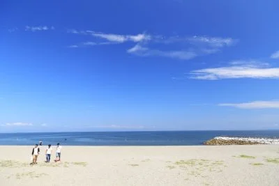 無料壁紙 白浜を散歩する若者。PCとデスクトップ壁紙に最適な4K高画質の無料壁紙。三重県伊勢市の二見浦海水浴場で撮影したフリー写真素材