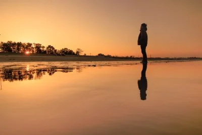 無料壁紙 夕焼けに染まる海岸。PCとデスクトップ壁紙に最適な4K高画質の無料壁紙。三重県明和町の大淀海岸で撮影したフリー写真素材