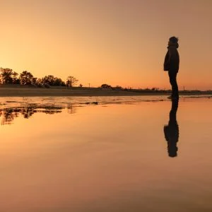 無料壁紙 夕焼けに染まる海岸。PCとデスクトップ壁紙に最適な4K高画質の無料壁紙。三重県明和町の大淀海岸で撮影したフリー写真素材