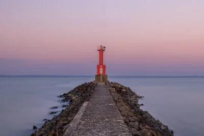 無料壁紙 大淀港北防波堤灯台。PCとデスクトップ壁紙に最適な4K高画質の無料壁紙。三重県明和町の大淀海岸で撮影したフリー写真素材