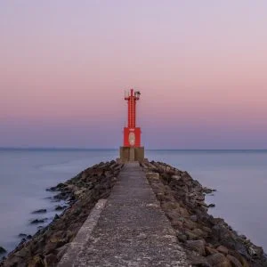 無料壁紙 大淀港北防波堤灯台。PCとデスクトップ壁紙に最適な4K高画質の無料壁紙。三重県明和町の大淀海岸で撮影したフリー写真素材