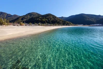 無料壁紙 海底まで丸見えの透明度。PCとデスクトップ壁紙に最適な4K高画質の無料壁紙。三重県尾鷲市の三木里ビーチで撮影したフリー写真素材