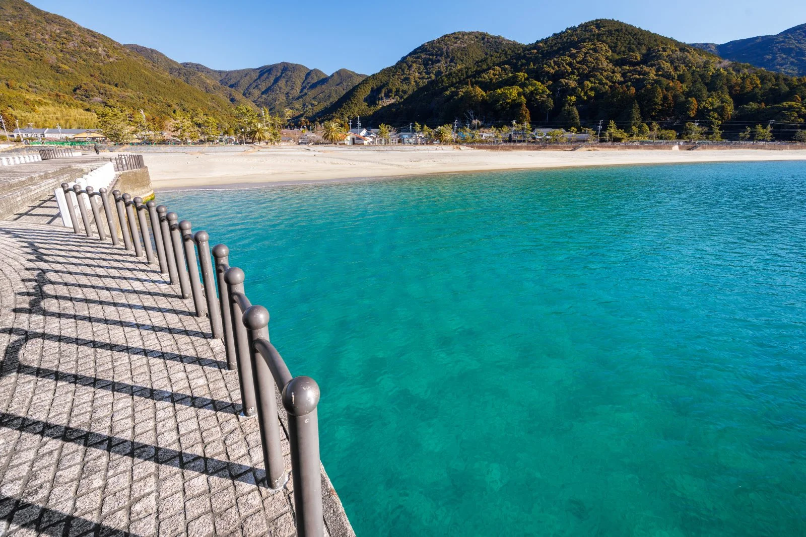 無料壁紙 エメラルドグリーンの海。PCとデスクトップ壁紙に最適な4K高画質の無料壁紙。三重県尾鷲市の三木里ビーチで撮影したフリー写真素材