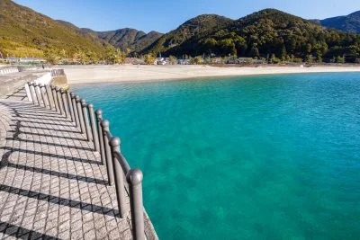 無料壁紙 エメラルドグリーンの海。PCとデスクトップ壁紙に最適な4K高画質の無料壁紙。三重県尾鷲市の三木里ビーチで撮影したフリー写真素材