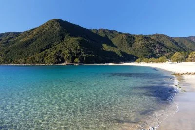 無料壁紙 三木里の山々と波打ち際。PCとデスクトップ壁紙に最適な4K高画質の無料壁紙。三重県尾鷲市の三木里ビーチで撮影したフリー写真素材