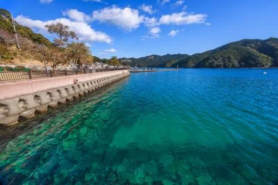 無料壁紙 三木浦マリンパークの駐車場から眺める透き通った海。PCとデスクトップ壁紙に最適な4K高画質の無料壁紙。三重県尾鷲市の三木浦町で撮影したフリー写真素材