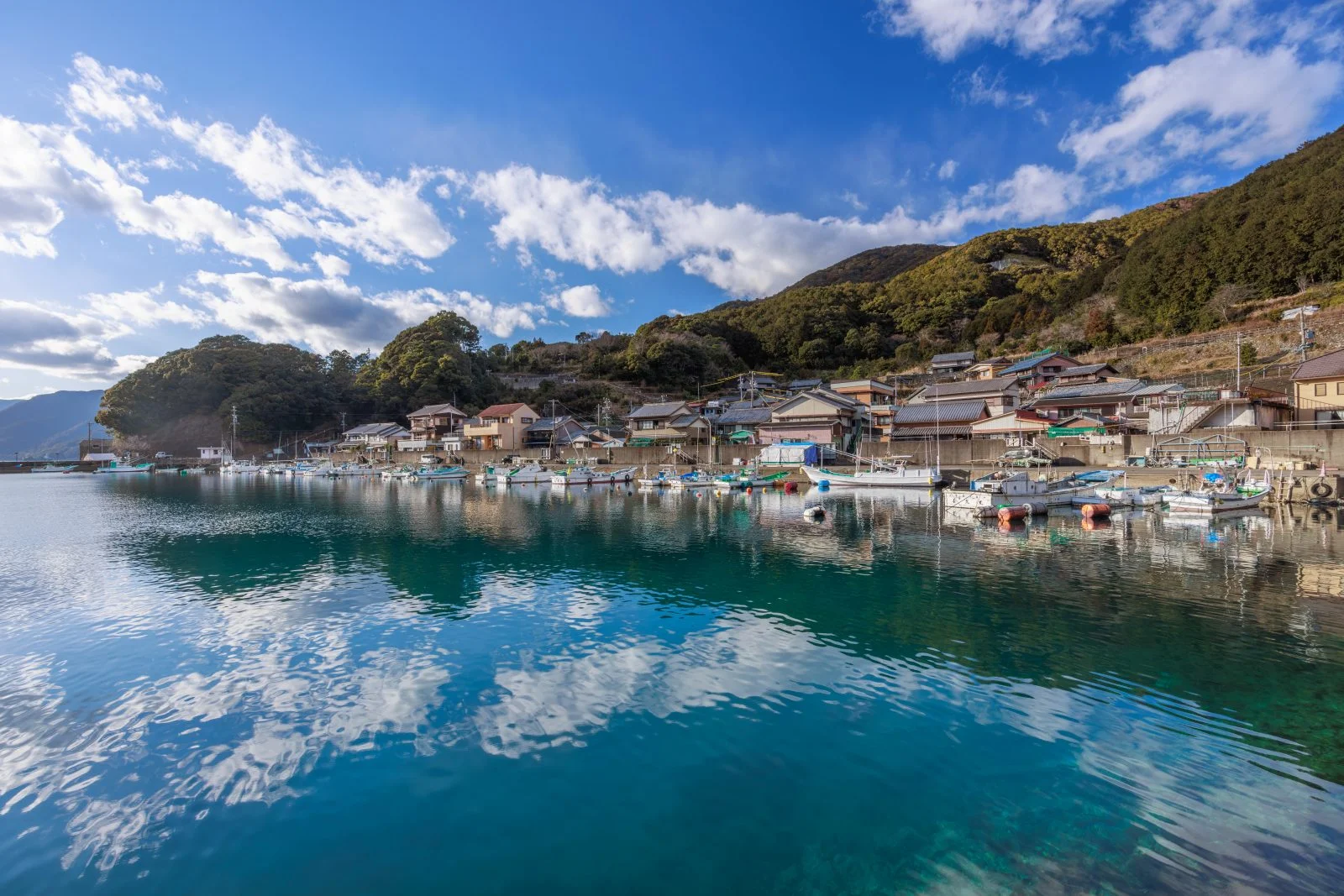 無料壁紙 透き通った海と町並み。PCとデスクトップ壁紙に最適な4K高画質の無料壁紙。三重県尾鷲市の三木浦町で撮影したフリー写真素材