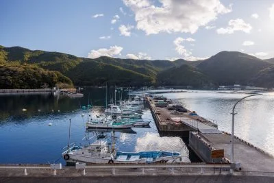 無料壁紙 船が停泊する様子。PCとデスクトップ壁紙に最適な4K高画質の無料壁紙。三重県尾鷲市の三木浦町で撮影したフリー写真素材