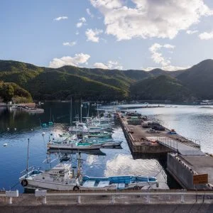 無料壁紙 船が停泊する様子。PCとデスクトップ壁紙に最適な4K高画質の無料壁紙。三重県尾鷲市の三木浦町で撮影したフリー写真素材