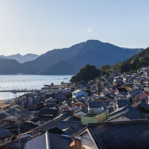 無料壁紙 小学校近くの階段から眺める町並み。PCとデスクトップ壁紙に最適な4K高画質の無料壁紙。三重県尾鷲市の三木浦町で撮影したフリー写真素材