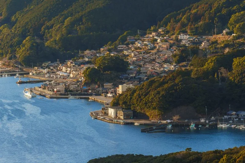 無料壁紙 山から見下ろす三木浦の町並み。PCとデスクトップ壁紙に最適な4K高画質の無料壁紙。三重県尾鷲市の三木浦町で撮影したフリー写真素材