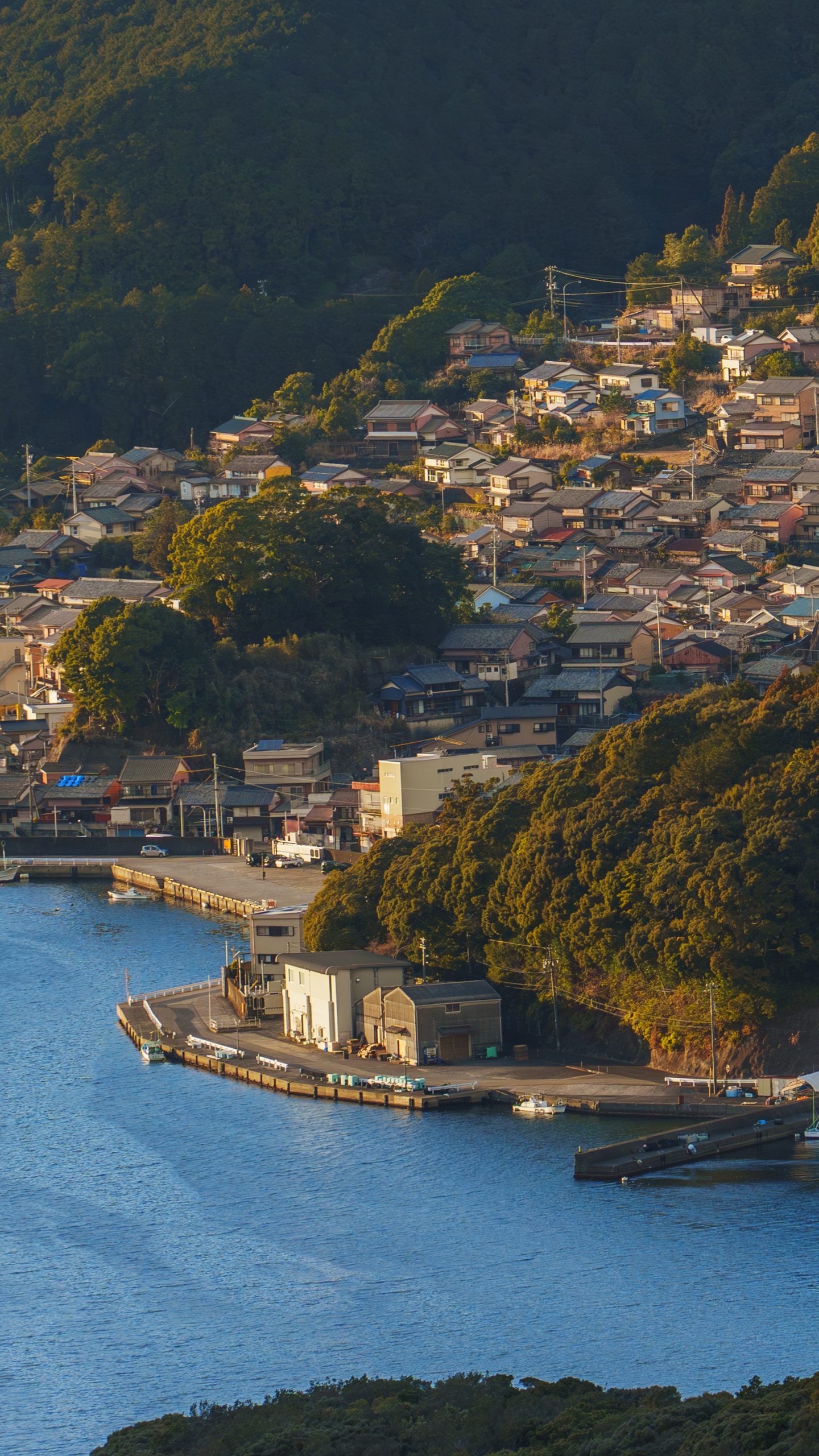 無料壁紙 山から見下ろす三木浦の町並み。PCとデスクトップ壁紙に最適な4K高画質の無料壁紙。三重県尾鷲市の三木浦町で撮影したフリー写真素材