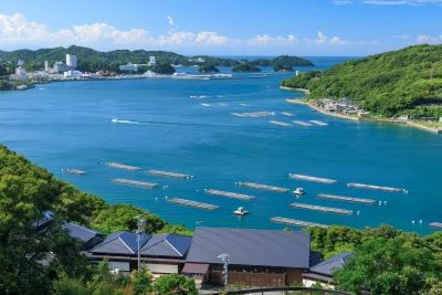 無料壁紙 新緑に染まる鳥羽湾。PCとデスクトップ壁紙に最適な4K高画質の無料壁紙。三重県鳥羽市の鳥羽湾で撮影したフリー写真素材