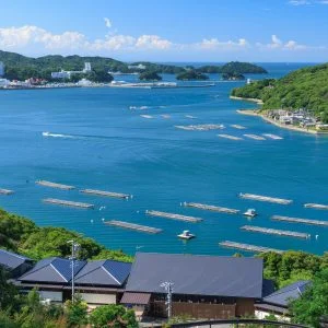 無料壁紙 新緑に染まる鳥羽湾。PCとデスクトップ壁紙に最適な4K高画質の無料壁紙。三重県鳥羽市の鳥羽湾で撮影したフリー写真素材